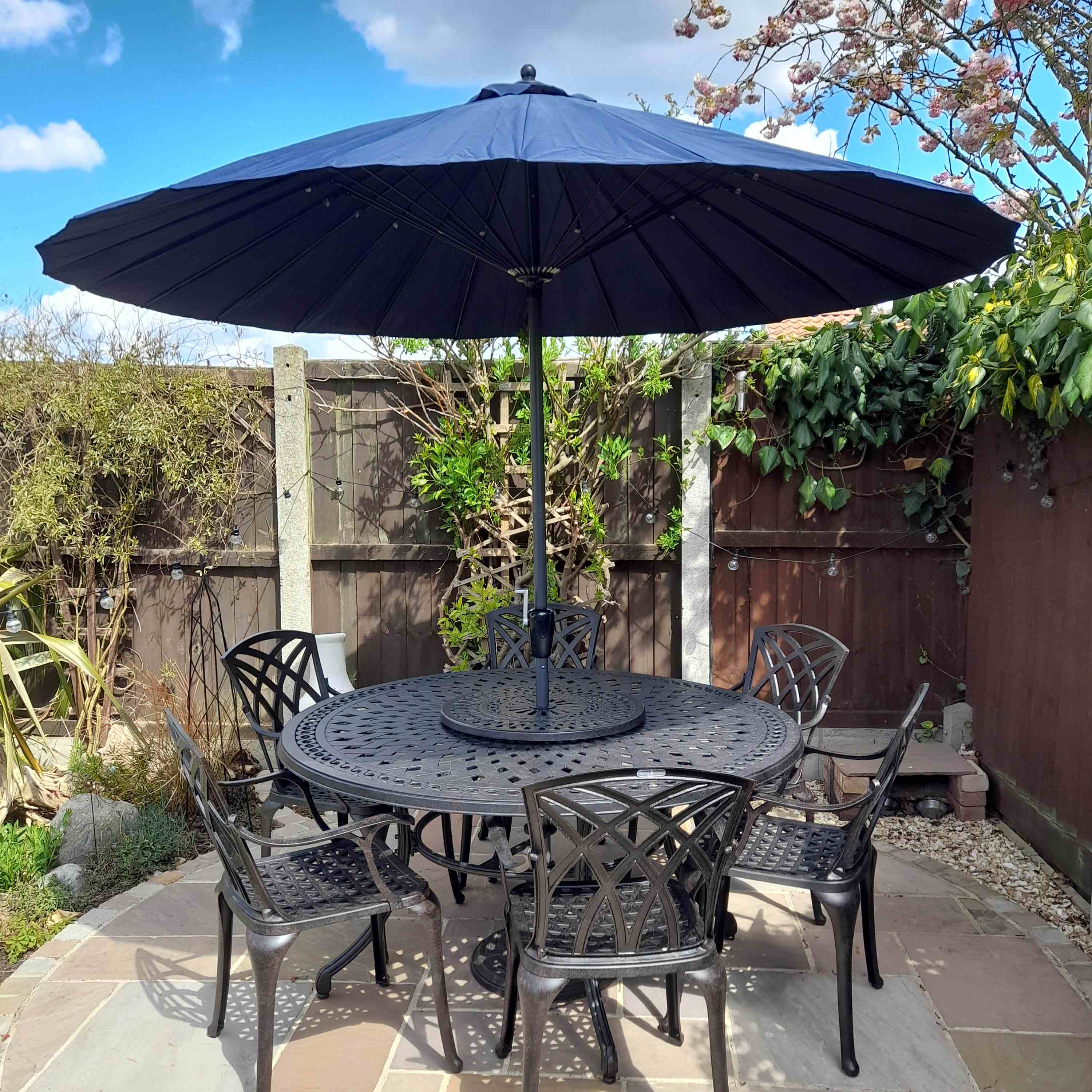 Frances-Table-AB-6-April-Chairs-AB-Parasol-BL-LazySusan-HQ-5star_003.jpg