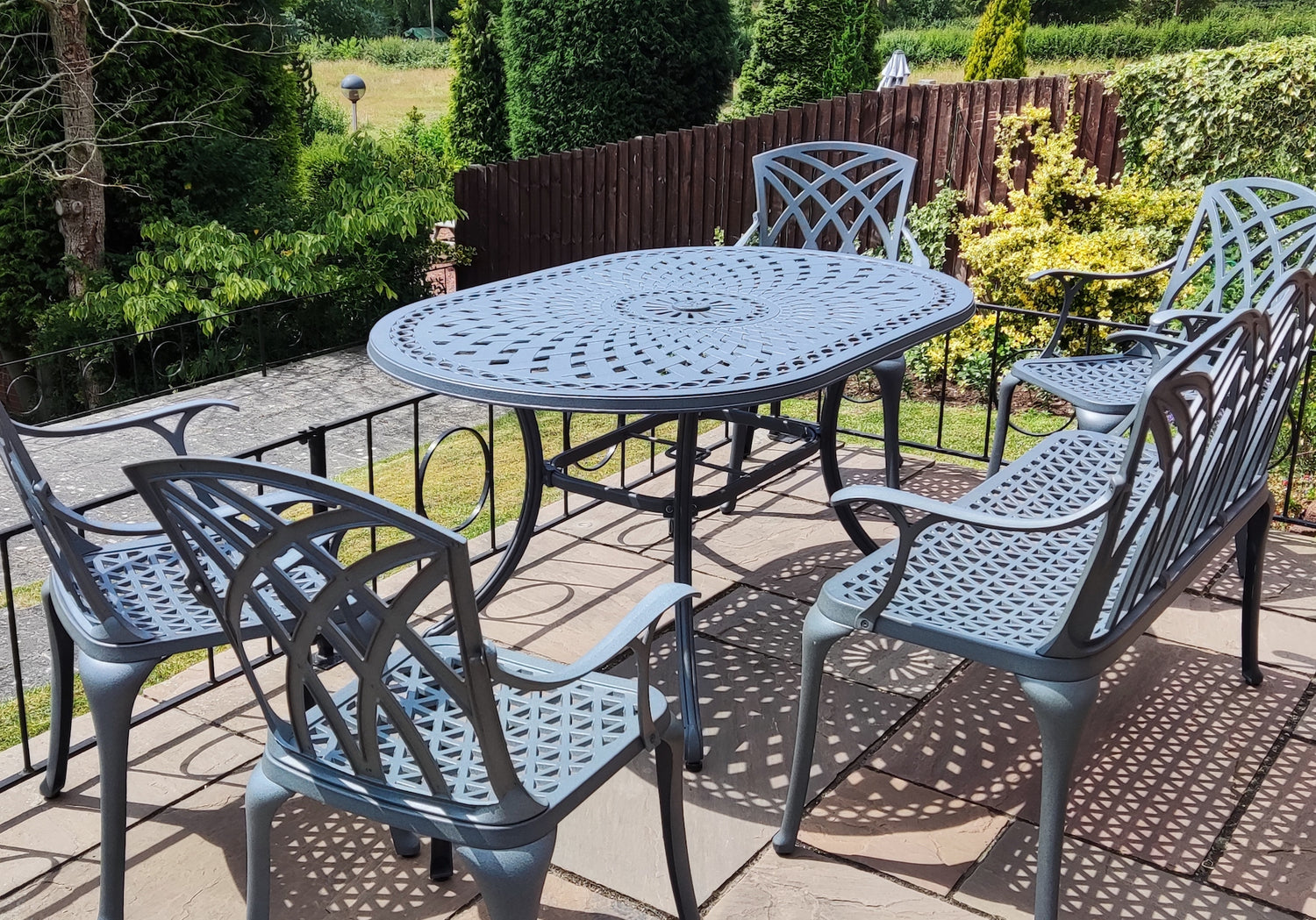 Which outdoor furniture material is best for the UK? – Lazy Susan