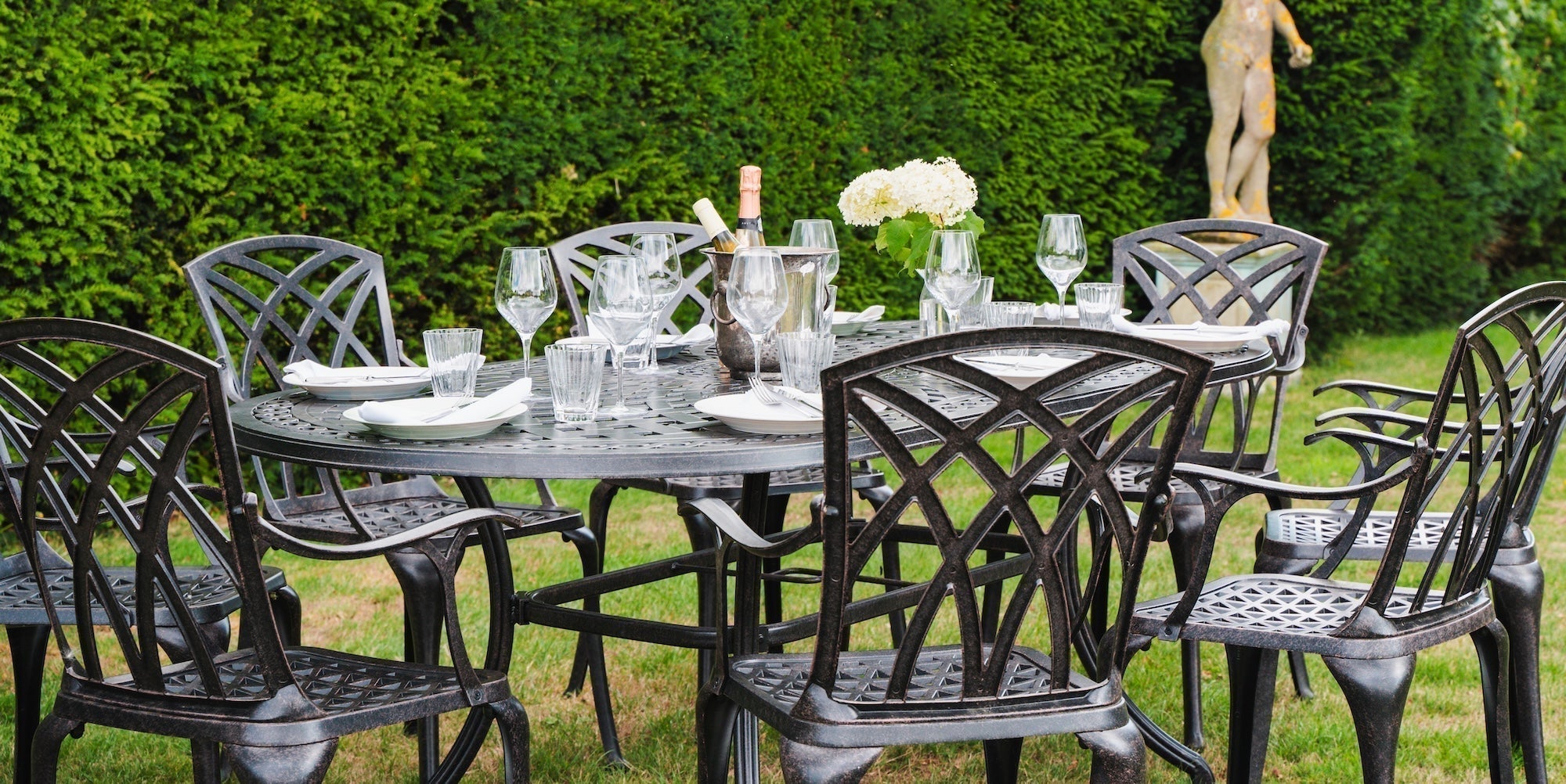 How to arrange garden furniture for the perfect outdoor party