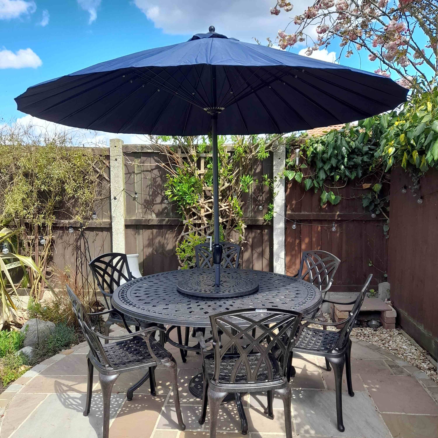 Frances-Table-AB-6-April-Chairs-AB-Parasol-BL-LazySusan-HQ-5star_003.jpg