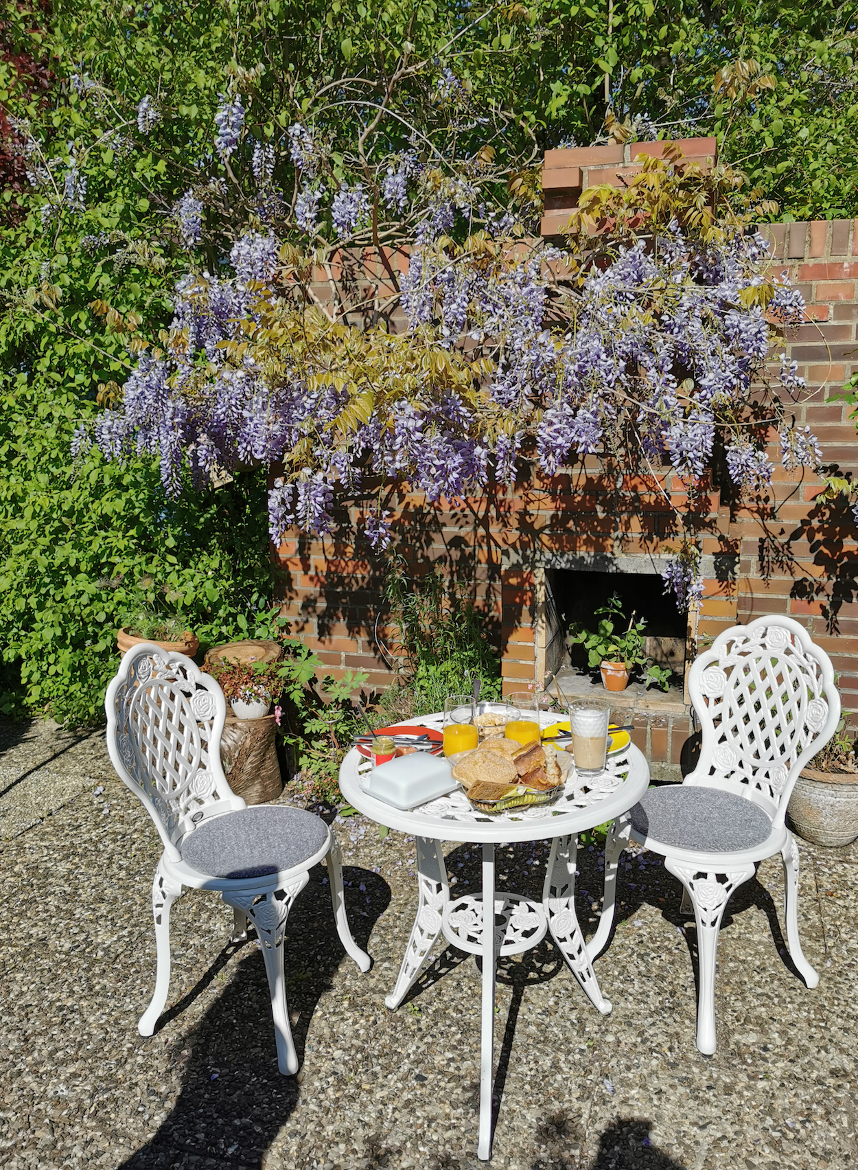 How to enjoy a meal on your garden bistro set