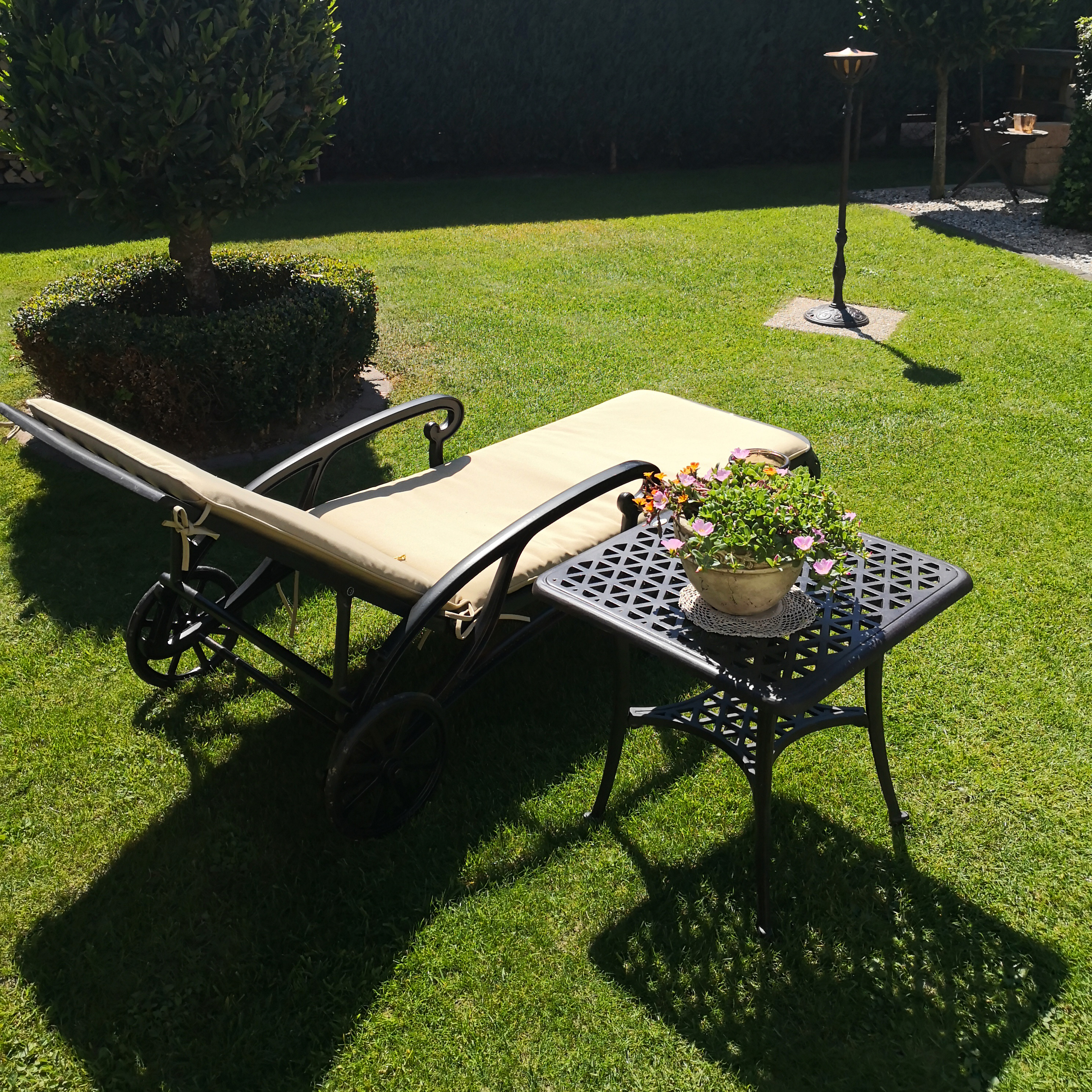 How to accessorise your garden loungers