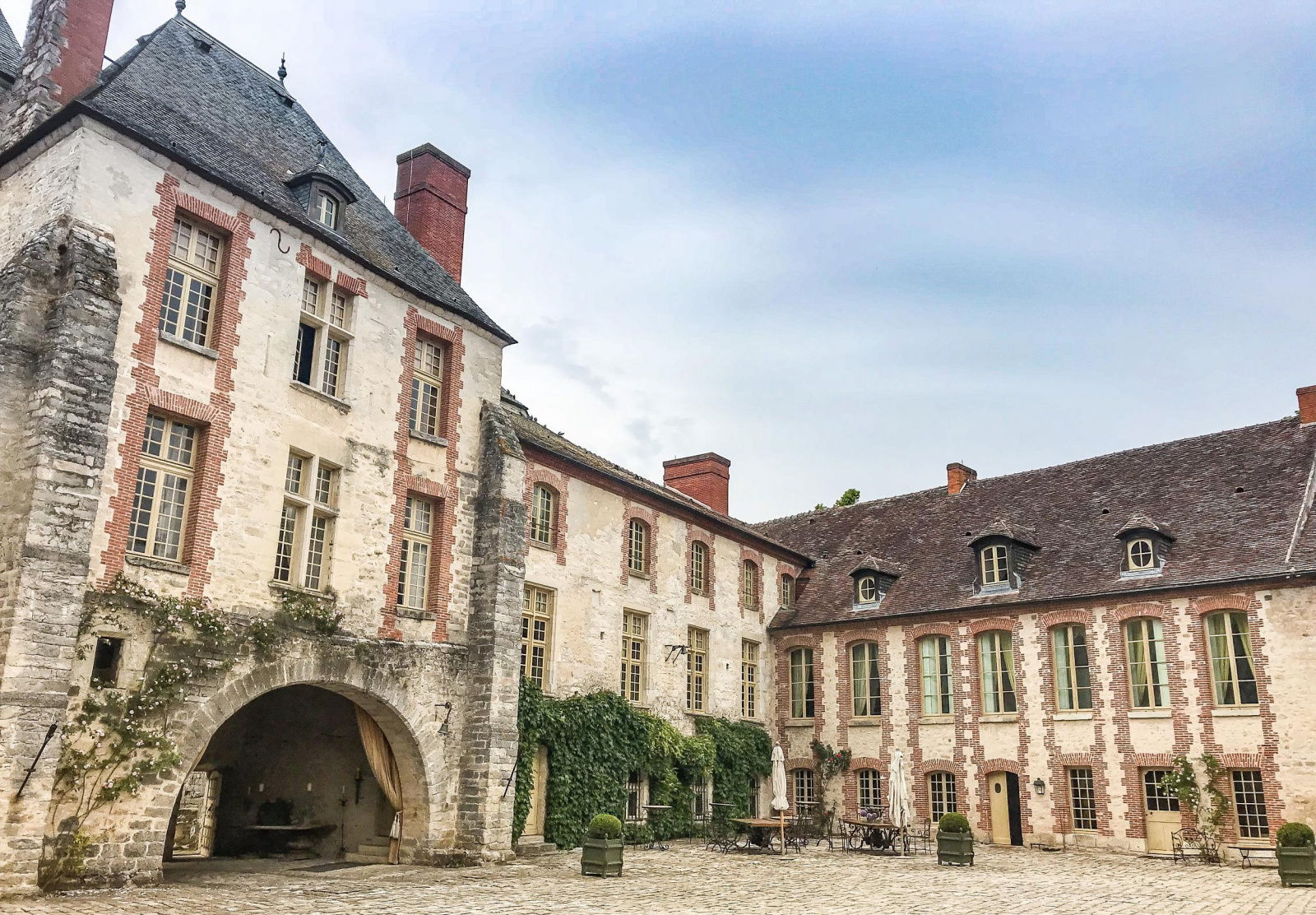Our B2B trade furniture can be found at the beautiful Château de Farcheville in France