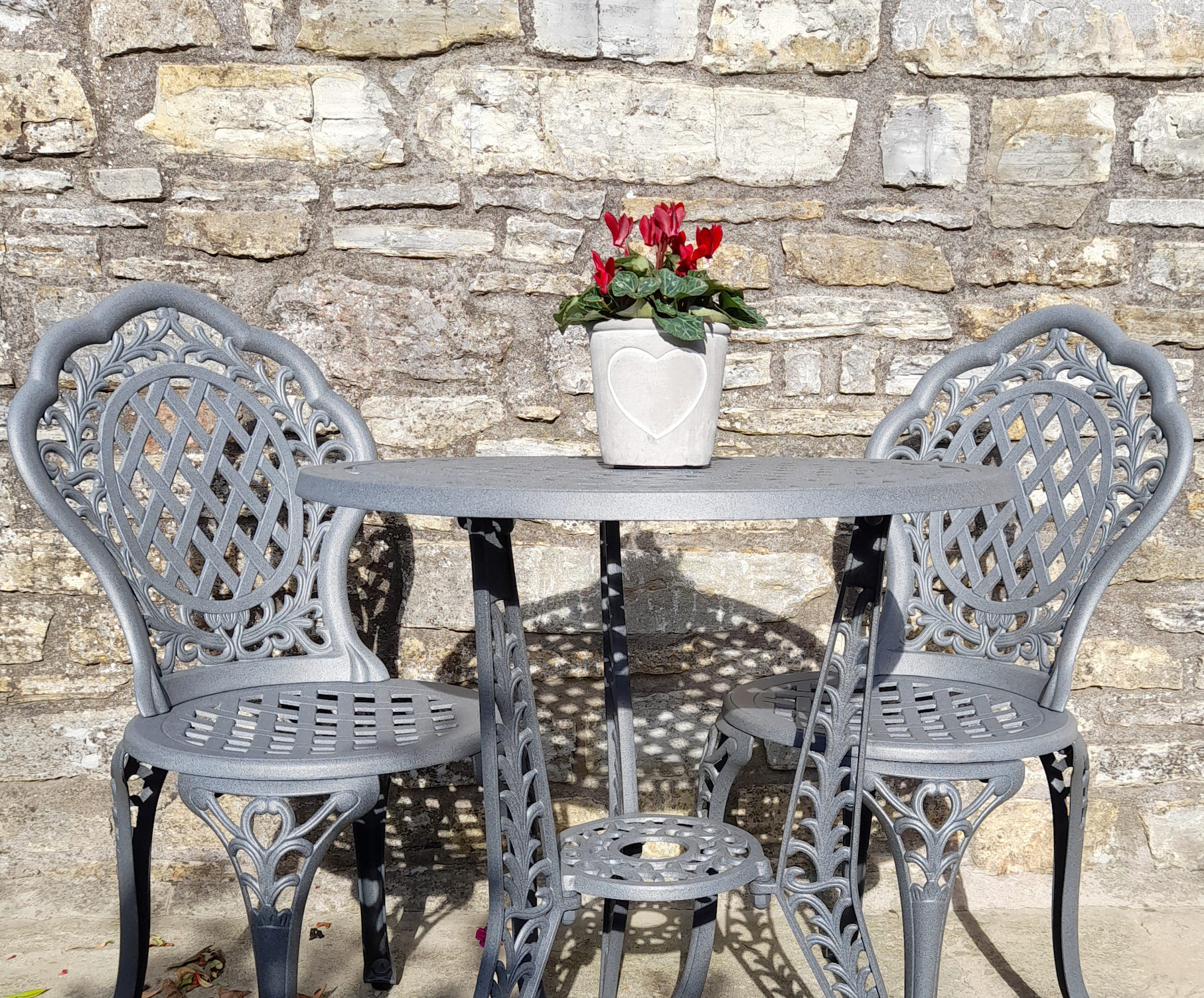 Why have metal bistro sets remained so popular?