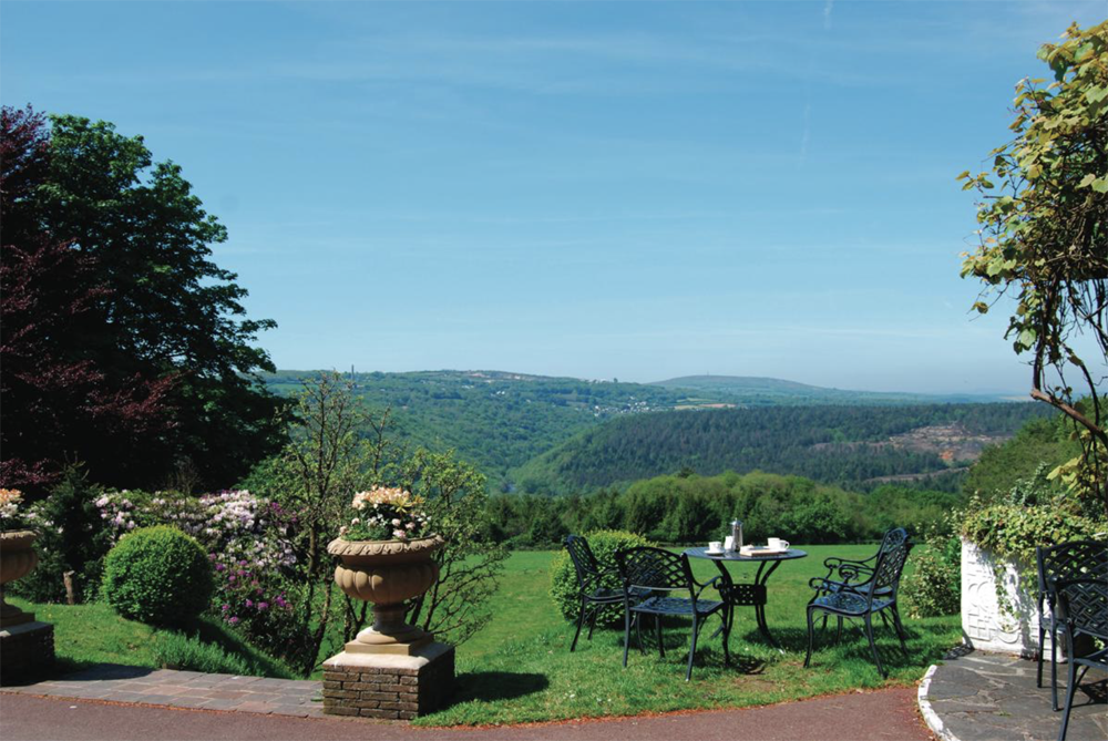 Our trade garden furniture sets fit perfectly into the beautiful surrounding of the hotels grounds