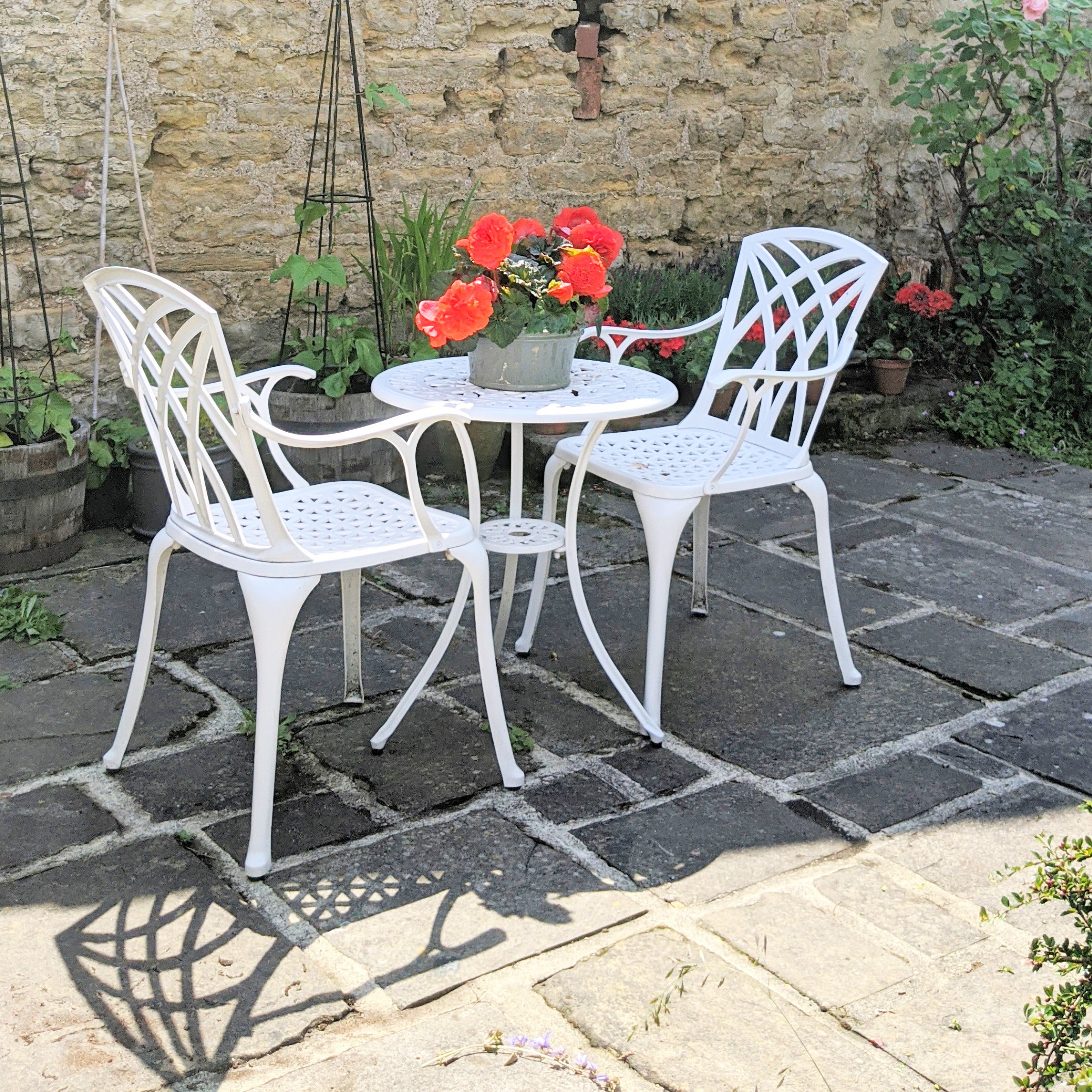 Garden Table Centrepiece | Work with the shape of your garden table