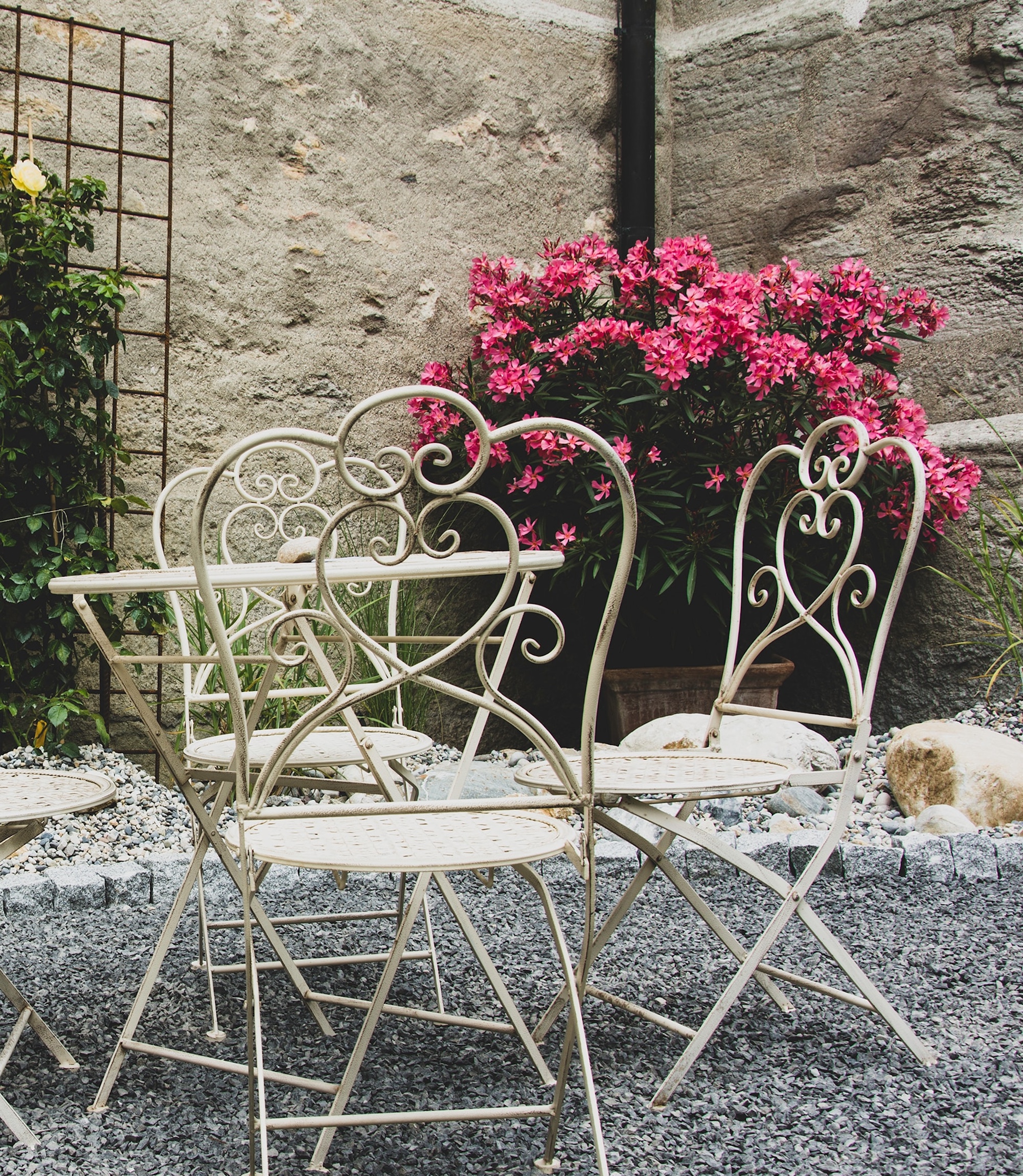 What are the different styles of patio furniture in the UK?