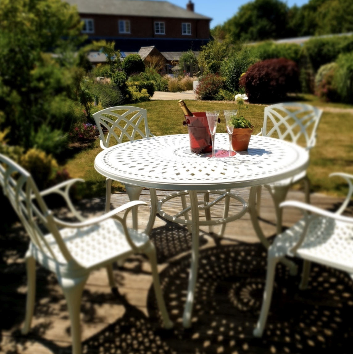 Why purchase round garden tables?