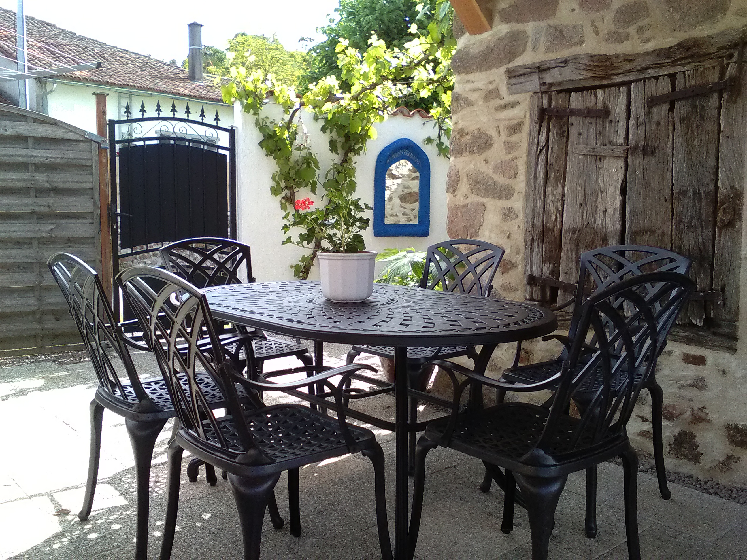 How to make a tablecloth for a garden table | June Oval Garden Table