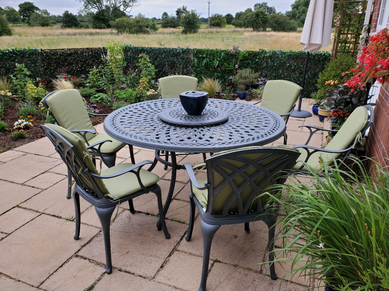 Create a table centrepiece for garden decor with a Lazy Susan Turntable
