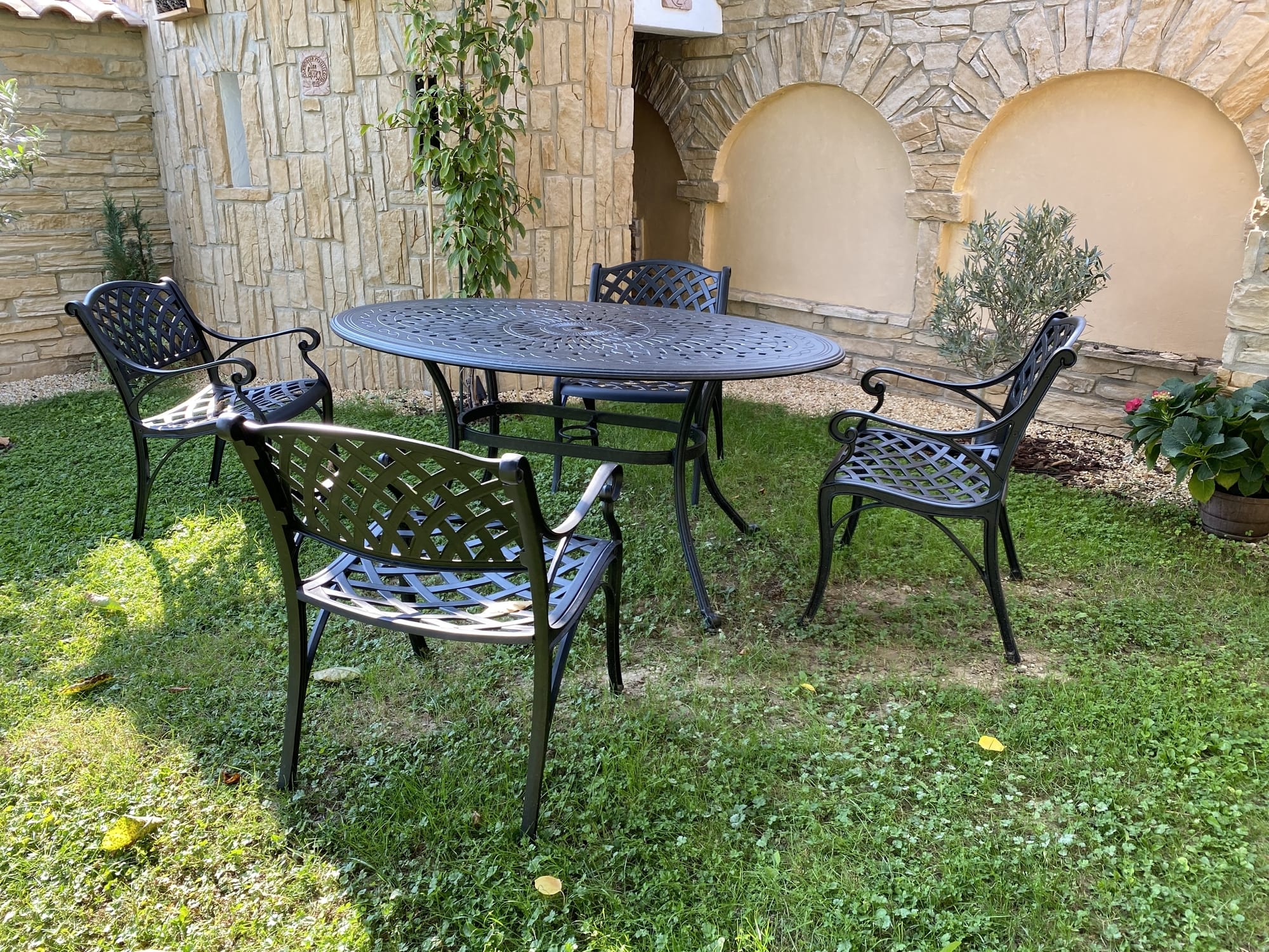 What Is The Best Shape Garden Table For, What Type Of Garden Furniture Is Best