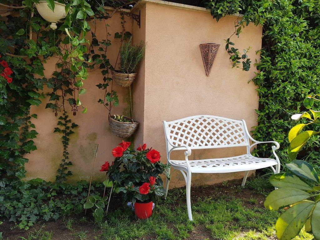 How do you choose the right small garden bench?