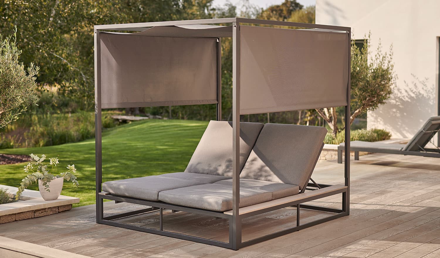 Garden furniture trends for summer 2022: Daybeds 
