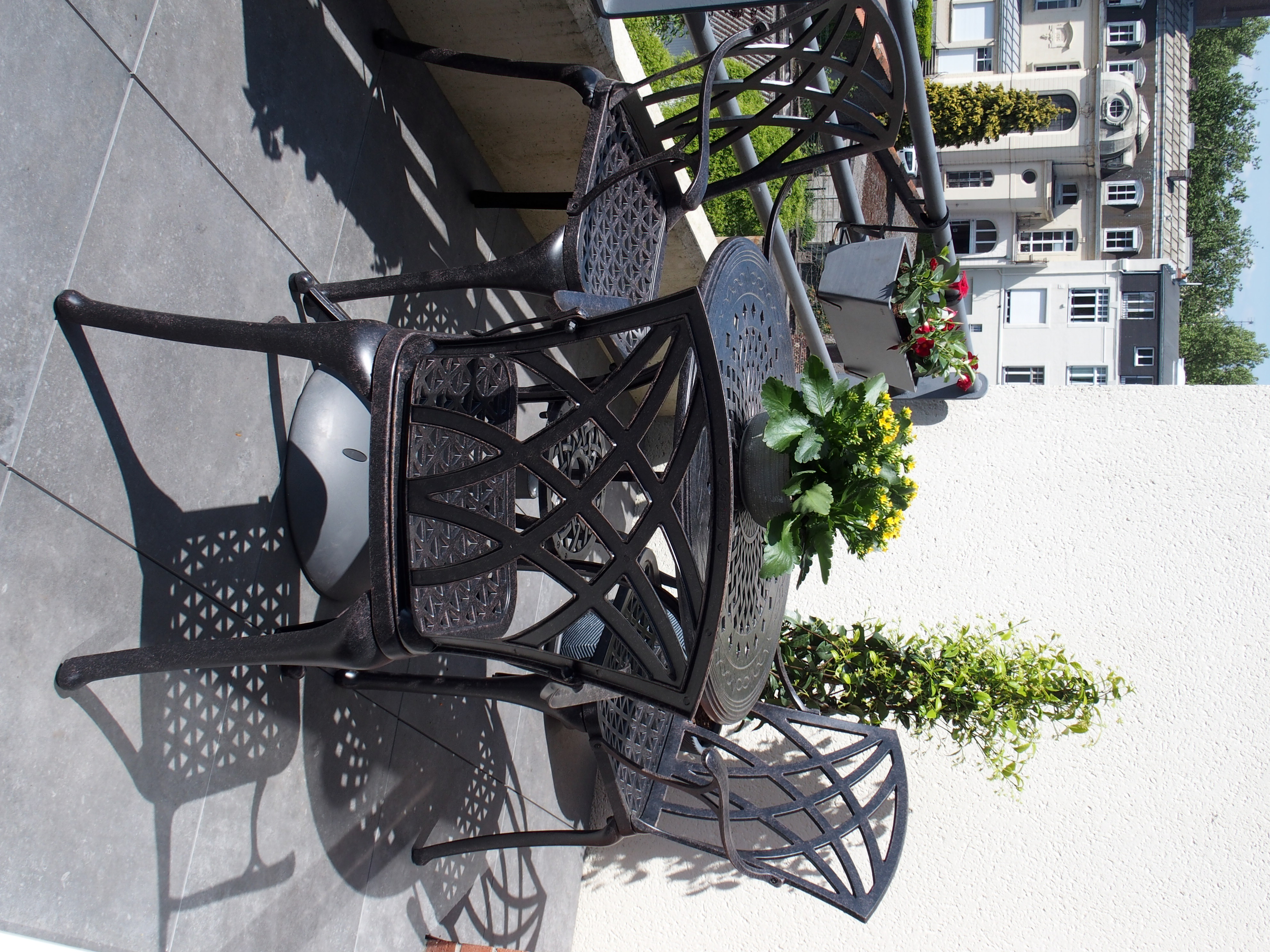 This customer has created a light and open balcony with our Anna small garden chairs and table