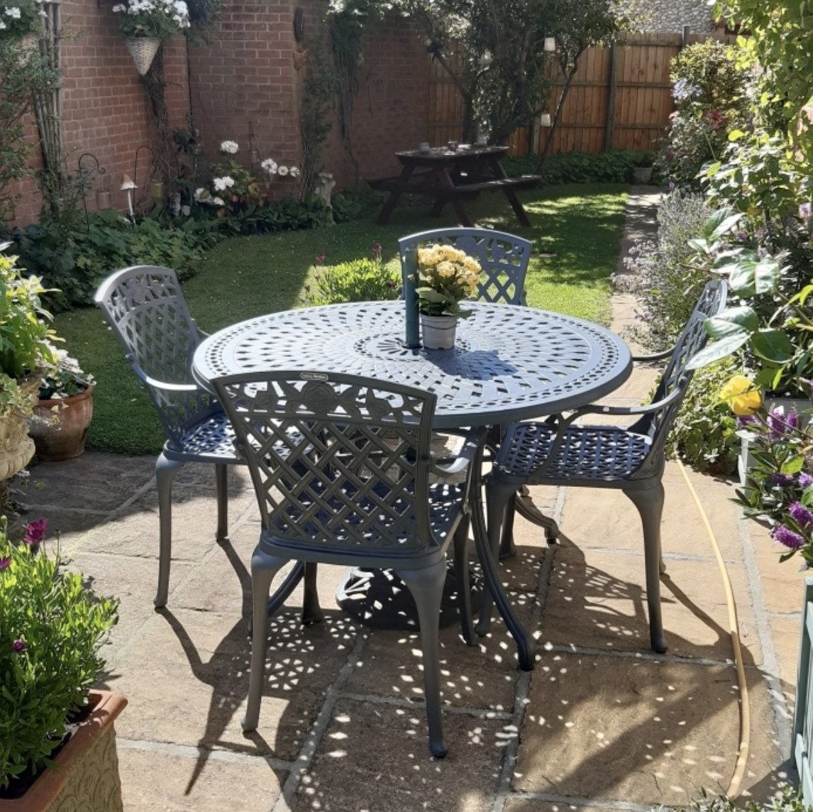 Why purchase round garden tables?