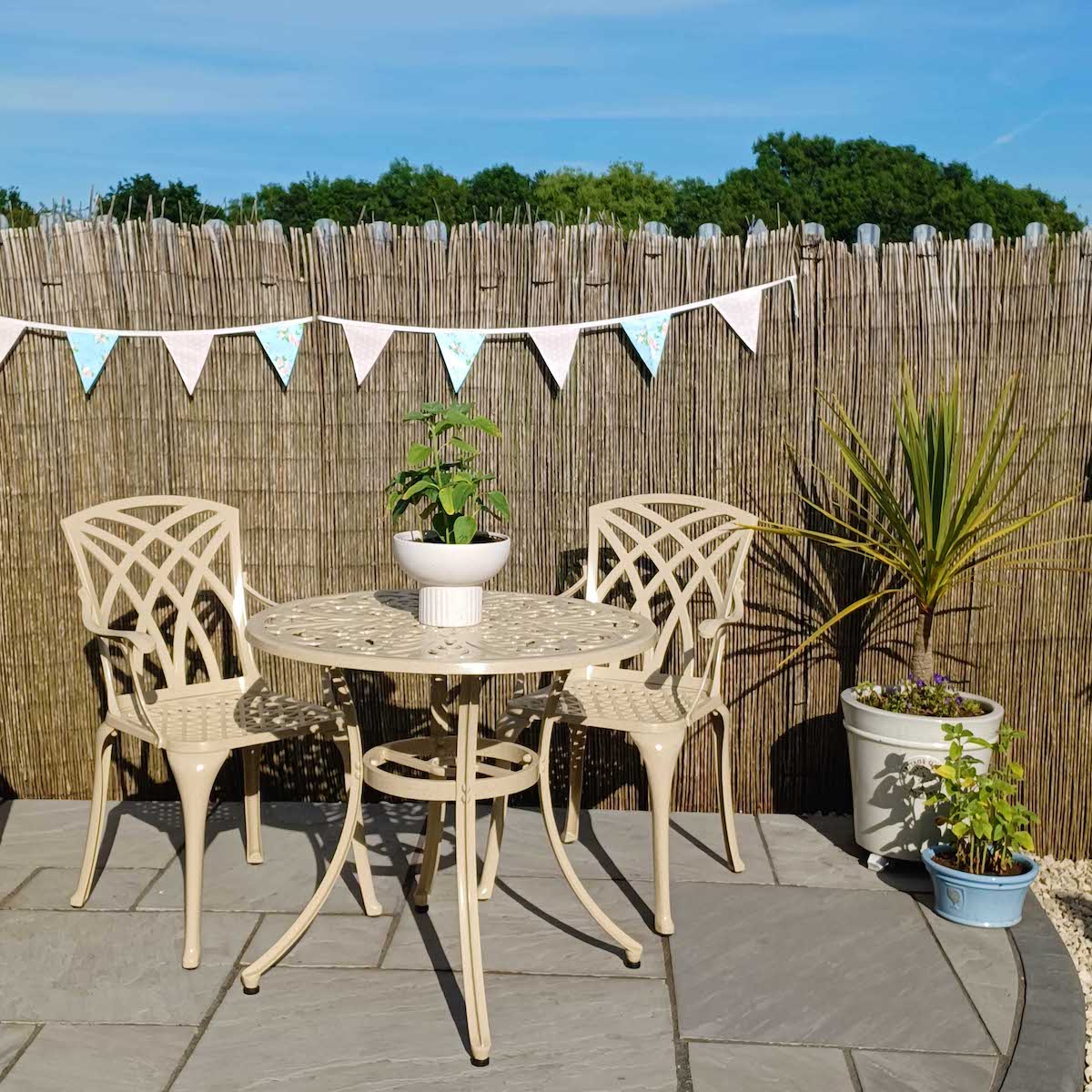 What are the popular types of garden table sets?