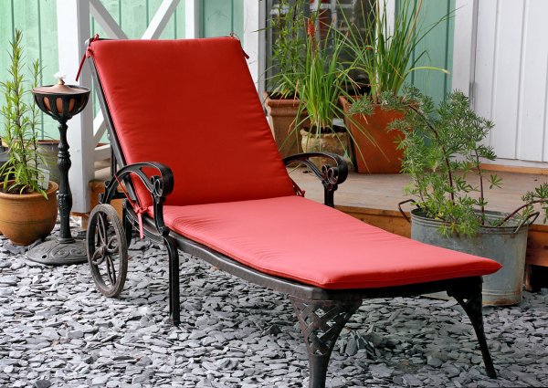 Red garden sunlounger cushion 2