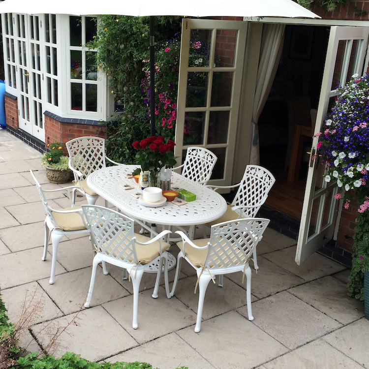 June Oval Garden Table in White