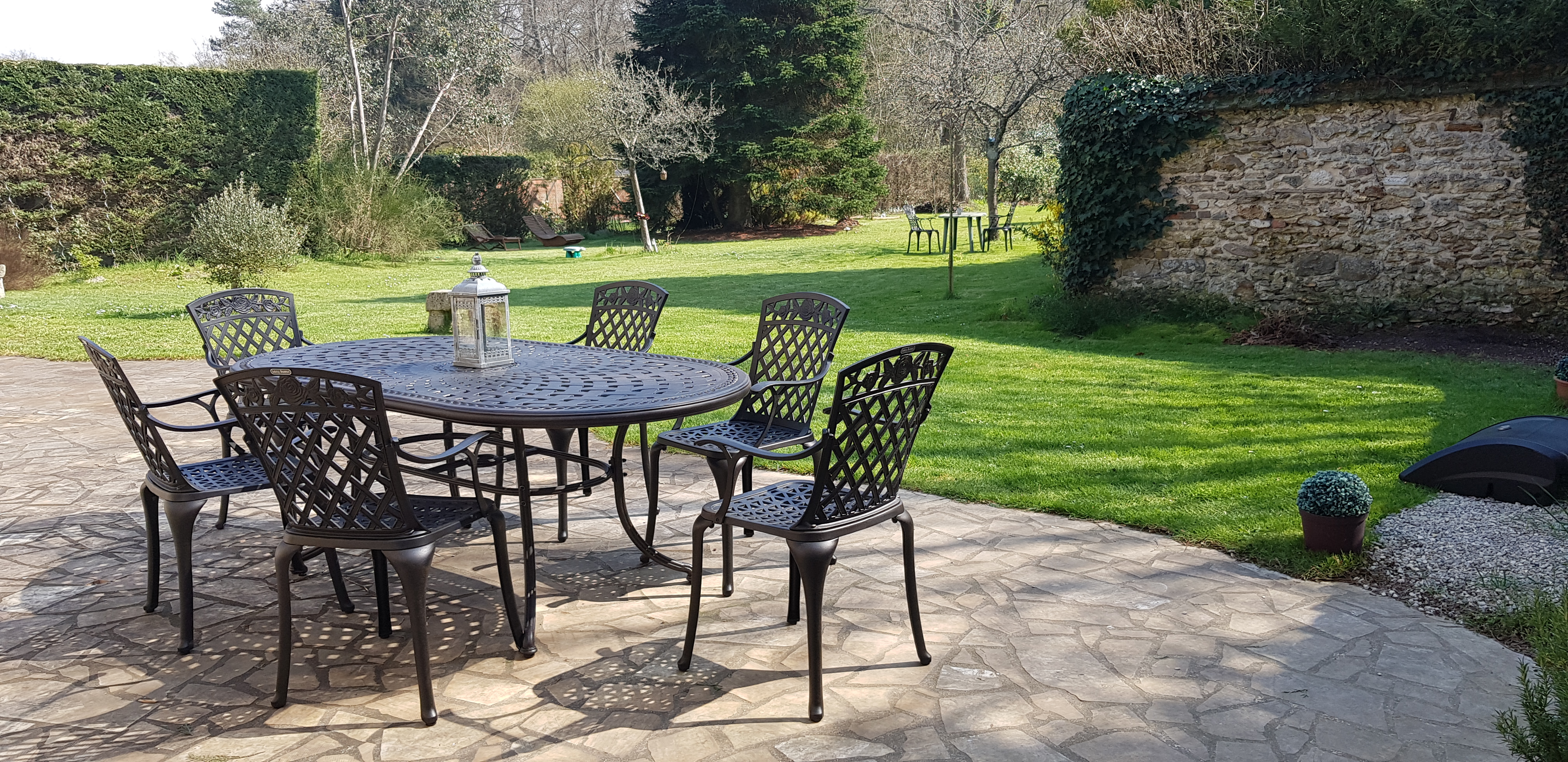 Garden Table Centrepiece | Work with your patio and keep it simple 