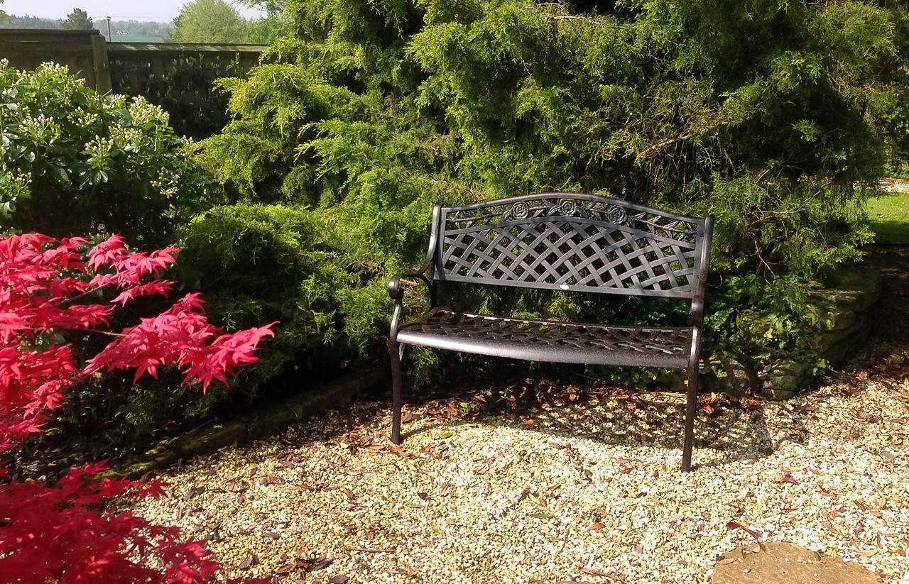 https://www.lazysusanfurniture.co.uk/media/image/fa/48/8f/Jasmine-Garden-Tables-And-Chairs-On-Gravel.jpg